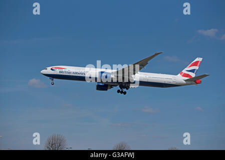 British Airways Boeing 777-336ER (Extended Range) Verkehrsflugzeug G-STBK Stockfoto