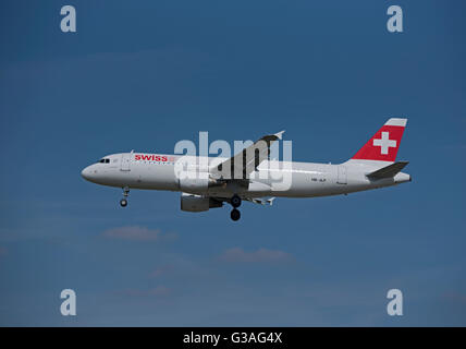 Nahende London Heathrow Swiss Air Airbus 320-214 (Allschweil) HB-JLP Stockfoto