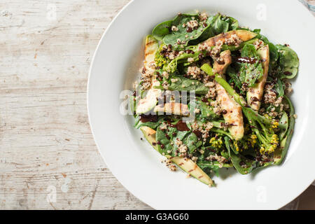 Salat aus gegrillten Avocado, Spinat, Brokkoli und Quinoa in weißen Teller mit Textfreiraum Stockfoto
