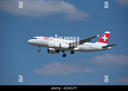 Ankunft in Heathrow Swiss Air Airbus 320-214 (Allschweil) HB-JLP. SCO 10.407 Stockfoto