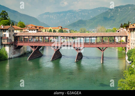 Die alte Brücke, auch genannt die Bassano Brücke oder Brücke der Alpini befindet sich in der Stadt Bassano del Grappa in der Provinc Stockfoto