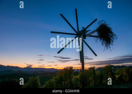 Traditionelle slowenische Vogelscheuche errichtet in Weinberge im Herbst, Klapotetz Stockfoto