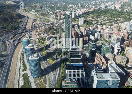 Panoramablick auf die Stadt-Blick von der Gran Torre Santiago in Santiago de Chile. Stockfoto