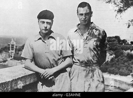 Edward, Prince Of Wales und späteren König Edward VIII dann Herzog von Windsor (1894-1972), im Bild mit seinem jüngeren Bruder, Prinz George, später Herzog von Kent (1902-1942) während eines Urlaubs an der Riviera in Biarritz, Frankreich im Jahre 1932.  Beide königlichen Brüder ar Stockfoto