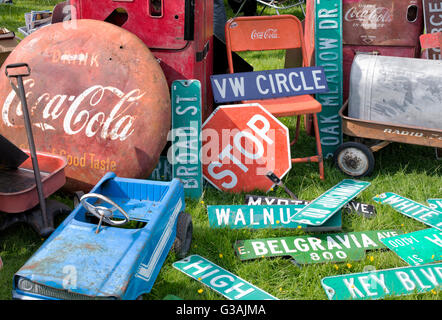 Alte amerikanische Straßenschilder und Sammlerstücke an einem Auto show Teilemarkt. Großbritannien Stockfoto