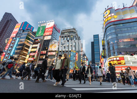 Kabukicho Crossing bei Nacht-Herbst, Shinjuku, Tokio, Japan Stockfoto