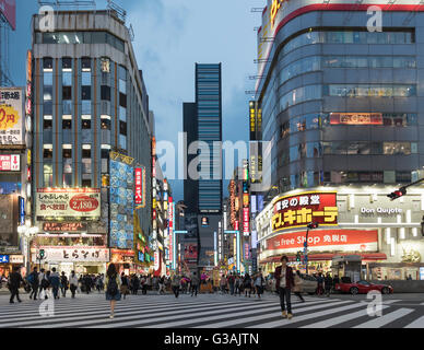 Kabukicho Crossing bei Nacht-Herbst, Shinjuku, Tokio, Japan Stockfoto