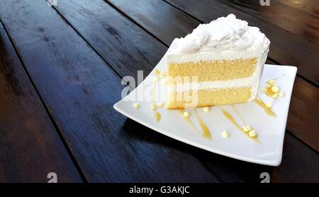 Stück Kokosnuss Kuchen auf weißen Teller Stockfoto