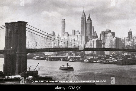 Blick über den East River in Richtung der Brooklyn Bridge und die Wolkenkratzer von Manhattan, New York.      Datum: um 1930 Stockfoto