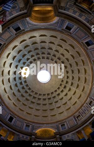 Innenansicht des Oculus und Kassettendecke aus der Kuppel, Pantheon, Rom, Italien Stockfoto