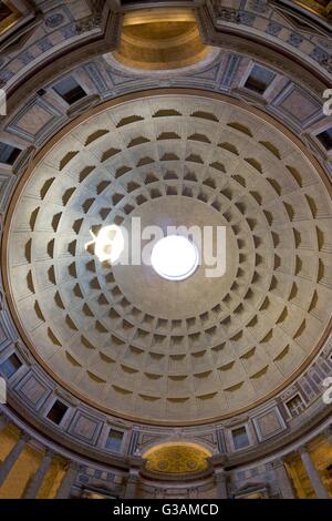 Innenansicht des Oculus und Kassettendecke aus der Kuppel, Pantheon, Rom, Italien Stockfoto