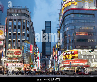 Kabukicho Crossing bei Nacht-Herbst, Shinjuku, Tokio, Japan Stockfoto