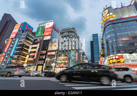 Kabukicho Crossing bei Nacht-Herbst, Shinjuku, Tokio, Japan Stockfoto