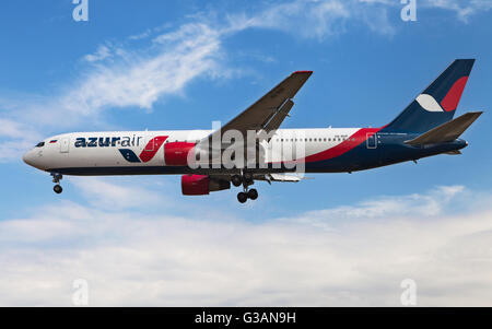 Ein Azur Air Boeing 767-300ER nähert sich zum Flughafen El Prat in Barcelona, Spanien. Stockfoto