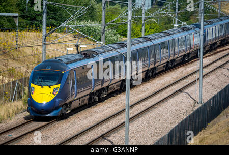 Südöstlicher Hochgeschwindigkeitszug der Klasse 395 zwischen Kent und London auf der Hochgeschwindigkeitsstrecke 1 in England. Stockfoto