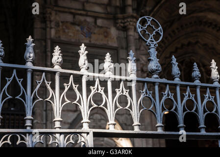 Alten schmiedeeisernen Zaun im Kreuzgang der Kathedrale von Barcelona, Katalonien, Spanien Stockfoto