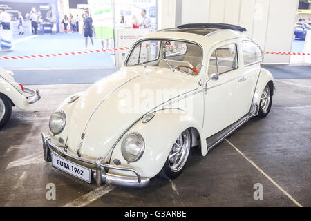 Ein Oldtimer VW Käfer aus dem Jahr 1962 stellte in Fast and furious Straßenrennen in Zagreb, Kroatien. Stockfoto