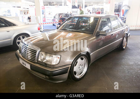 Eine ältere Version des Mercedes-Benz 500E Automobils in Fast and furious Straßenrennen in Zagreb, Kroatien ausgestellt. Stockfoto