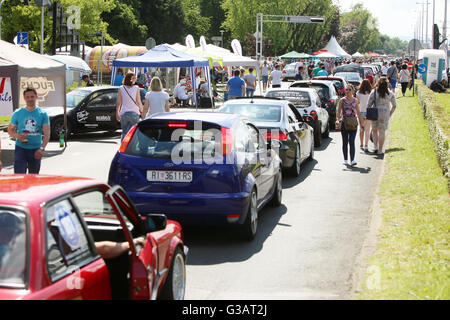 Menschen, die Sehenswürdigkeiten aufgereiht Autos warten auf das Rennen in Fast and furious Straßenrennen am Avenue Dubrovnik in Zagreb, Kroatien. Stockfoto