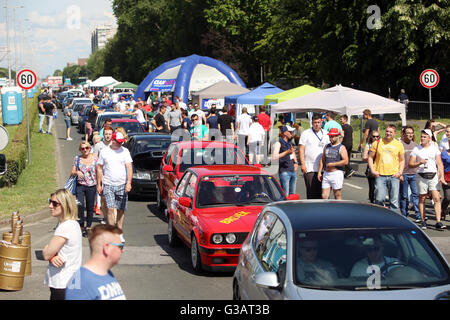 Menschen, die Sehenswürdigkeiten aufgereiht Autos warten auf das Rennen in Fast and furious Straßenrennen am Avenue Dubrovnik in Zagreb, Kroatien. Stockfoto