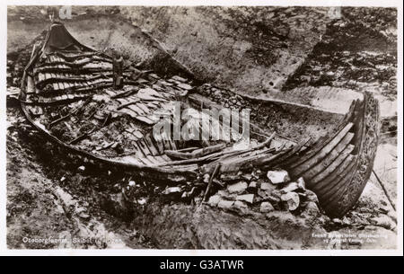 Das Osebergschiff (Norwegisch: Osebergskipet) ist ein gut erhaltenes Wikingerschiff in einen großen Grabhügel auf der Oseberg-Farm in der Nähe von Tonsberg in Vestfold Grafschaft, Norwegen entdeckt. Von norwegischer Archäologe Haakon Shetelig und schwedischen Archäologen AKV ausgegraben Stockfoto