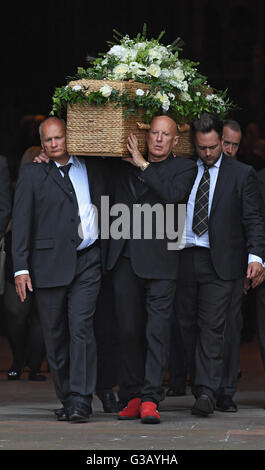 (Vorne links-rechts) Nigel und Carl Hollins tragen den Sarg ihrer Mutter und Fernsehen Schriftsteller Carla Lane aus Liverpool Cathedral nach ihrer Beerdigung. Stockfoto