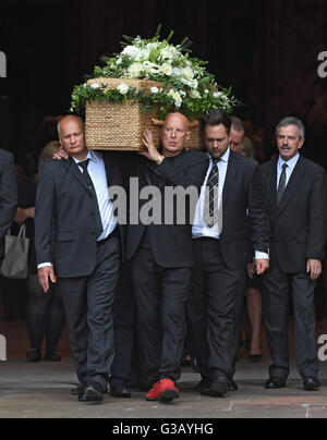 (Vorne links-rechts) Nigel und Carl Hollins tragen den Sarg ihrer Mutter und Fernsehen Schriftsteller Carla Lane aus Liverpool Cathedral nach ihrer Beerdigung. Stockfoto