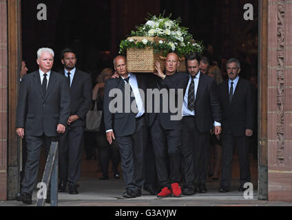 (Vorne links-rechts) Nigel und Carl Hollins tragen den Sarg ihrer Mutter und Fernsehen Schriftsteller Carla Lane aus Liverpool Cathedral nach ihrer Beerdigung. Stockfoto