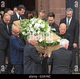 (Vorne links-rechts) Nigel und Carl Hollins tragen den Sarg ihrer Mutter und Fernsehen Schriftsteller Carla Lane aus Liverpool Cathedral nach ihrer Beerdigung. Stockfoto