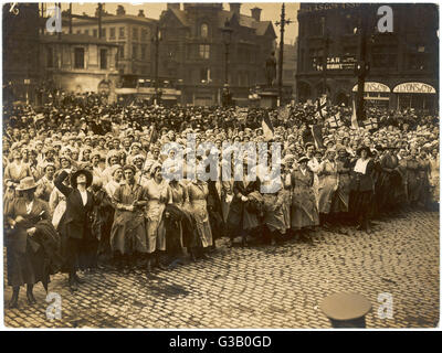 Eine große Schar von Weltkrieg einer Arbeitnehmerinnen Munition sammeln in Manchester; einige Winke Union Jack Flagge Datum: September 1918 Stockfoto