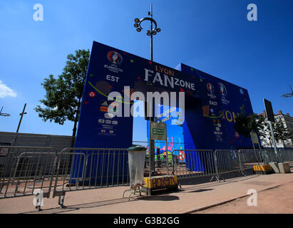 Eintritt in die Fan-Zone in Place Bellecour, Lyon, Frankreich. PRESSEVERBAND Foto. Bild Datum: Donnerstag, 9. Juni 2016. Bildnachweis sollte lauten: Jonathan Brady/PA Wire Stockfoto