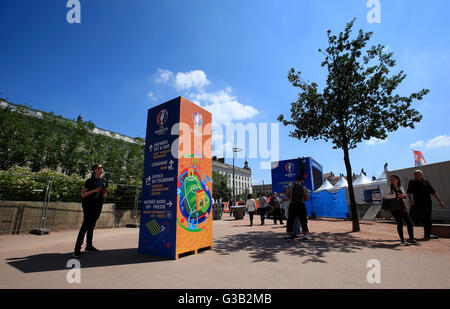 Fußgänger finden ihren Weg vorbei an der Fanzone in Place Bellecour, Lyon, Frankreich. Stockfoto