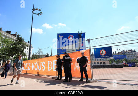 Polizei bewachen den Eingang zum der Fanzone in Place Bellecour, Lyon, Frankreich. Stockfoto