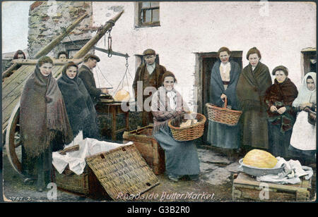 Ein am Straßenrand Buttermarkt in Irland. Eine Gruppe von Frauen, die bereit sind, ihre hausgemachte Butter verkaufen.      Datum: um 1910 Stockfoto