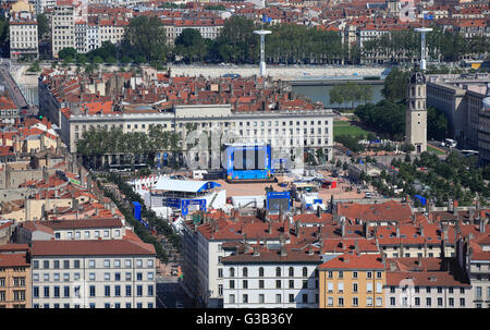 Gesamtansicht der Fanzone in Place Bellecour, Lyon, von der Basilika Notre-Dame de Fourvière. Stockfoto