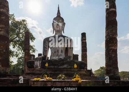 Wat Mahatat, Sukhothai Historical Park, Thailand.  Schöne Statue von Buddha lächelnd. Ruine eines buddhistischen Tempels Stockfoto