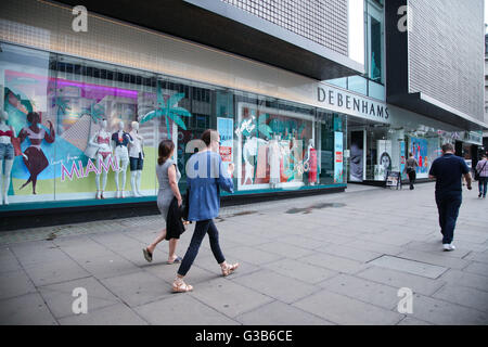 Shop-Schaufenster des Kaufhauses Debenhams auf der Oxford Street im Zentrum von London. Stockfoto