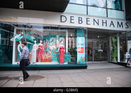 Shop-Schaufenster des Kaufhauses Debenhams auf der Oxford Street im Zentrum von London. Stockfoto