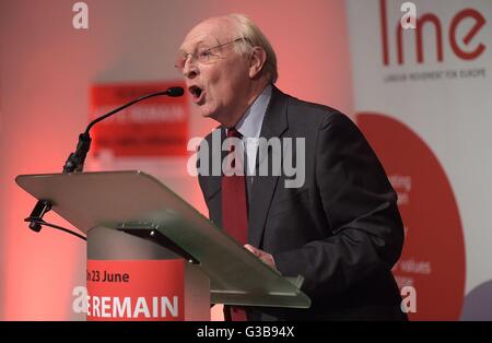 Ehemaligen Labour-Chef Neil Kinnock spricht während einer Arbeiterpartei pro EU Kundgebung in der Royal Concert Hall in Glasgow, vor den 23.Juni Volksabstimmung über die EU-Mitgliedschaft Großbritanniens. Stockfoto