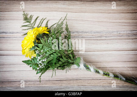 Bouquet von gelben Gerbera Gänseblümchen auf dem hölzernen Hintergrund. Geburtstagsgeschenk. Gelben Blüten. Still-Leben. Urlaub-Symbol. Großen bouqu Stockfoto