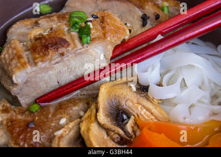 Die gedünsteten Nudeln mit Ente Stockfoto
