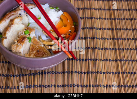 Die gedünsteten Nudeln mit Ente auf Bambus-Hintergrund Stockfoto