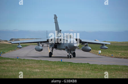Eine RAF GR4 Tornado auf dem Perimeter Taxiway an die Heimatbasis Lossiemouth in Schottland.  SCO 10.503. Stockfoto
