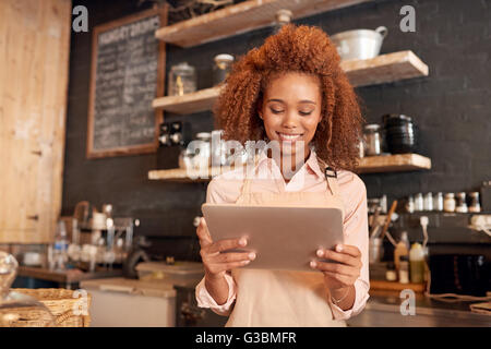 Verwendung von Tabletten ihr Café reibungslos Stockfoto