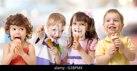 Gruppe Kinder oder Kinder essen Eis Stockfoto