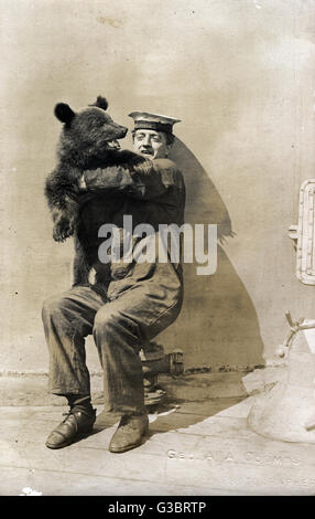 Bruno der Bär, Maskottchen der HMS Marlborough, Schlachtschiff der britischen Iron Duke-Klasse.  Hier zu sehen mit einem Seemann.      Datum: ca. 1914 Stockfoto