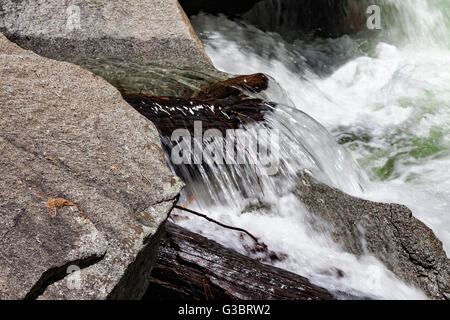 Das Wasser fließt durch und über Granitfelsen auf der South Fork Kings River Stockfoto