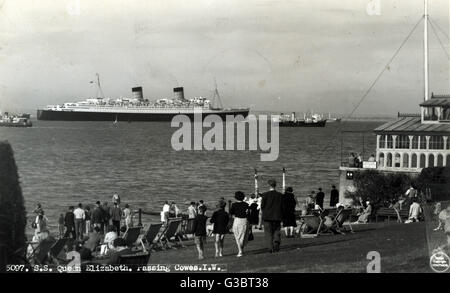 RMS Queen Elizabeth, Cunard Ocean Liner, Cowes, Isle Of Wight vorbei.      Datum: 1950er Jahre Stockfoto