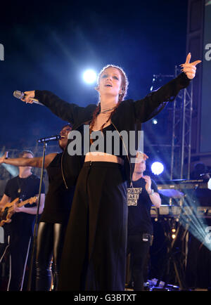 Jess Glynne führt bei der Vorstellung der neuesten Thomson Cruises Schiff, TUI-Entdeckung, in Palma de Mallorca. PRESSEVERBAND Foto. Bild Datum: Donnerstag, 9. Juni 2016. Bildnachweis sollte lauten: Doug Peters/PA Wire Stockfoto