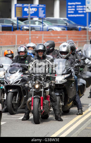 Gruppe der Radfahrer an Ampeln für Fußgänger überqueren, Preston, Lancashire, Großbritannien Stockfoto